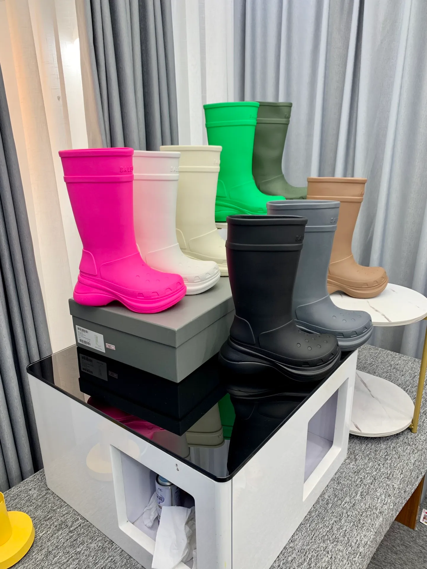 👟👟Ex-factory price 560👟👟 Balenciaga Crocs new co-branded hole-in-the-wall rain boots for couples in male and female sizes 35-46 are now available! A rain boots that are popular on Instagram, Xiaohongshu and other major platforms! Made of high-tech materials and molded in one piece, it is lightweight, wear-resistant, and waterproof! The heel height is 6CM and the colors are being added one after another to meet your various color combinations and different needs. A very cost-effective product!